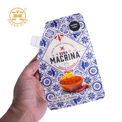 Saco de molho de salsa com molho de salsa de tomate para salada de molho de tomate.